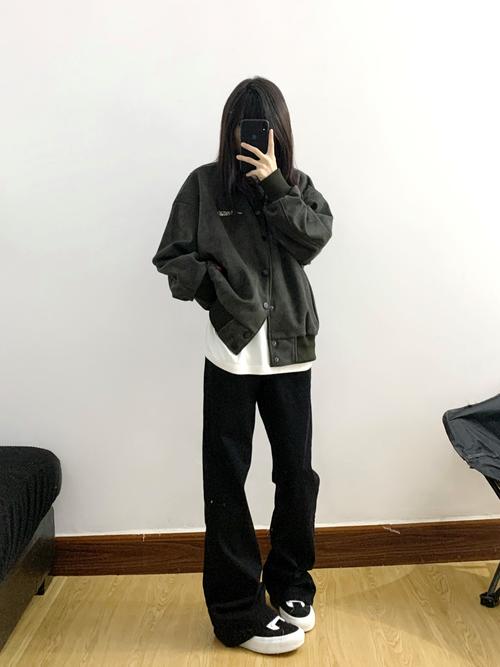 白色棒球服配什么裤子