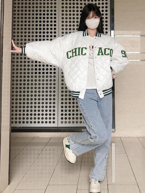 白色棒球服配什么裤子