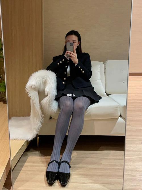 棕色裤袜怎么搭配