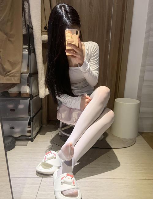 奶白色打底袜怎么搭配