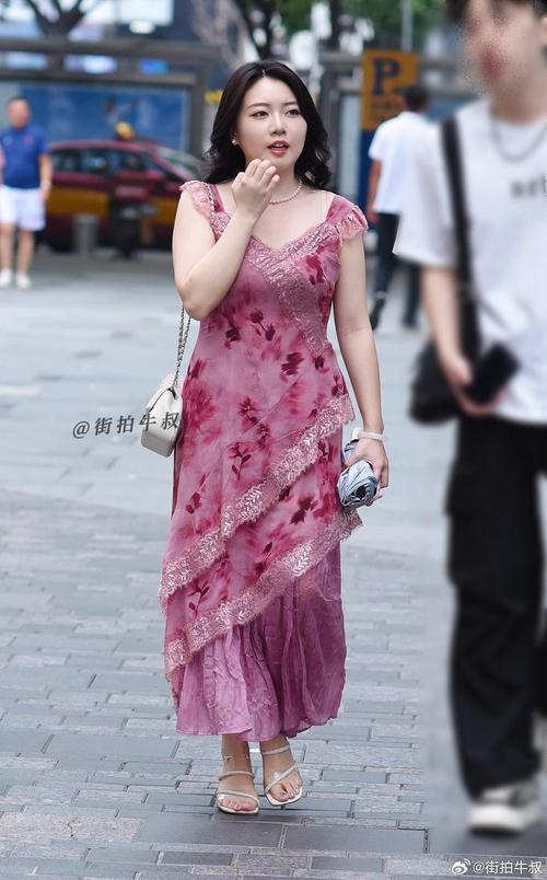粉色蕾丝裙怎么搭配