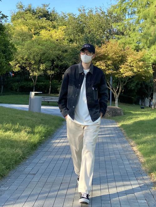米白色鞋子配什么裤子