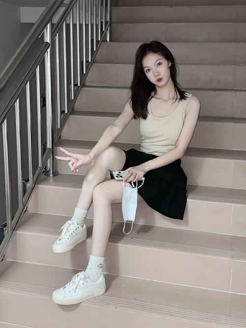 米白色鞋子配什么裤子