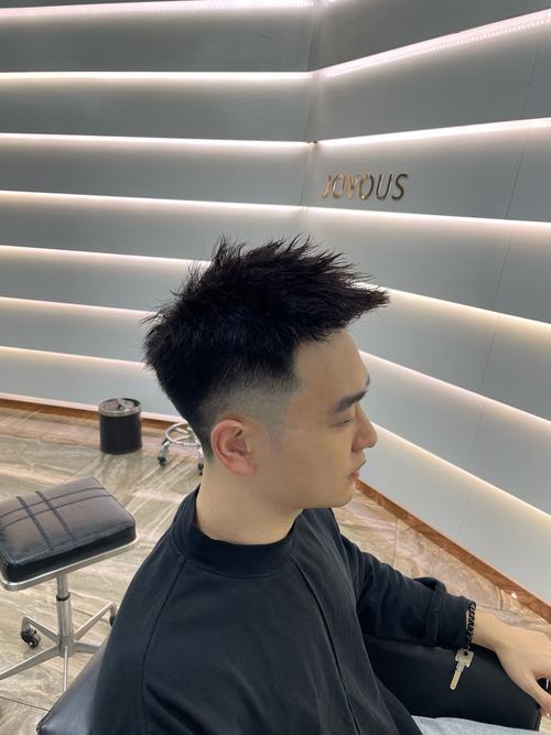男大圆脸适合什么发型