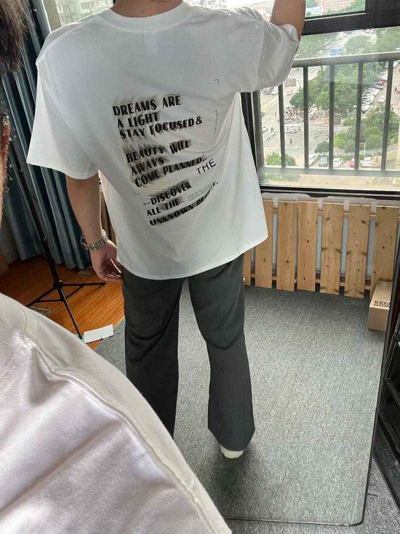 男生印花长裤怎么搭配
