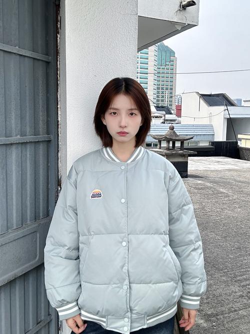 白色棒球棉服怎么搭配