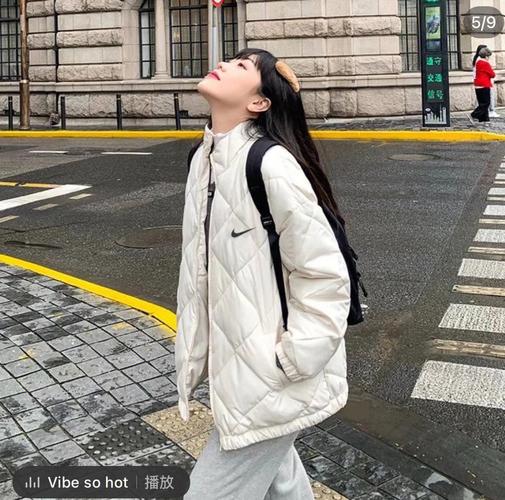 白色棒球棉服怎么搭配