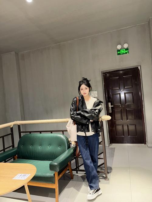 毛毛鞋怎么搭配上衣