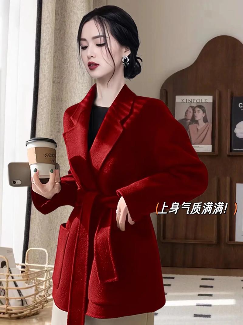茧型红色毛呢大衣怎么搭配
