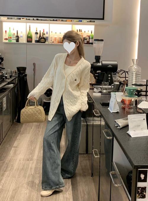 女v领羊绒开衫怎么搭配