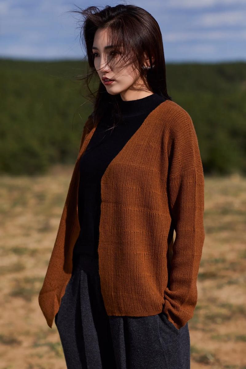 女v领羊绒开衫怎么搭配