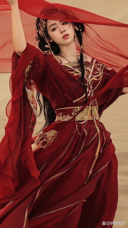 红色衣服配什么丝巾