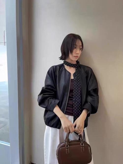 丝巾与皮衣怎么搭配