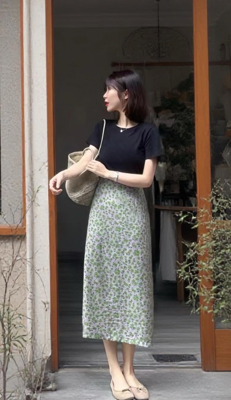 深色碎花裙外面怎么搭配