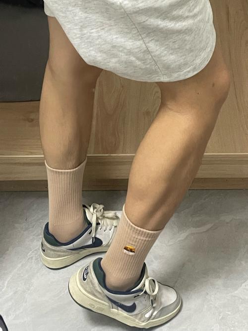男士棕色鞋子怎么搭配袜子