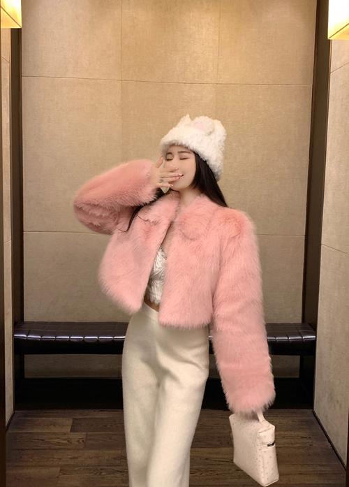 肉粉色皮草怎么搭配图片