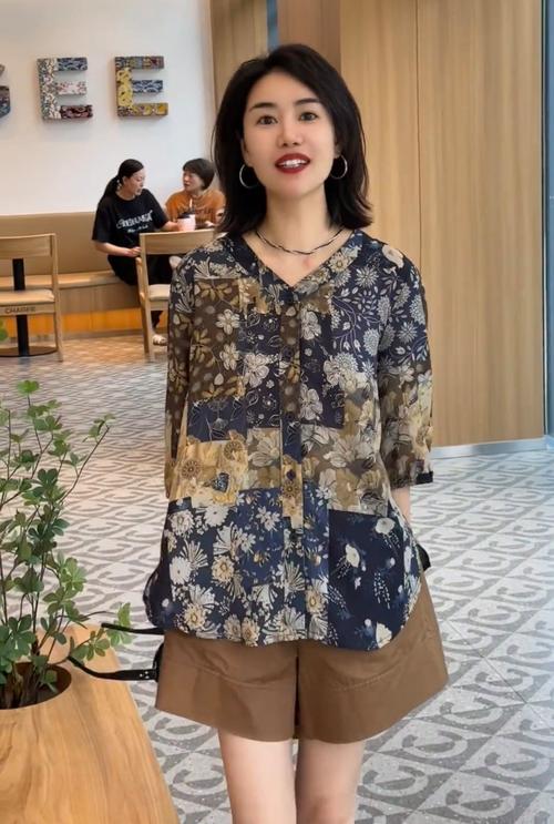 印花上衣怎么搭配什么