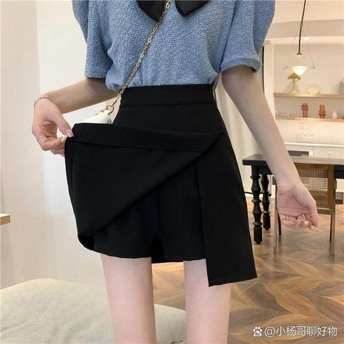 怎么搭配黑色喇叭裙