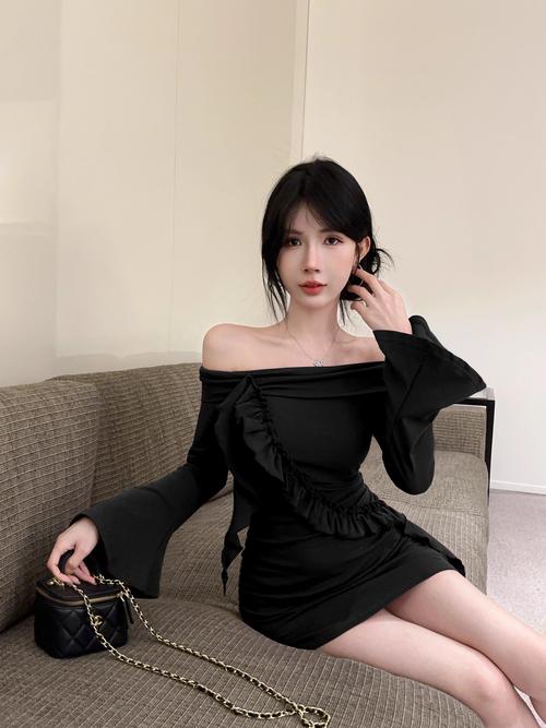 怎么搭配黑色喇叭裙