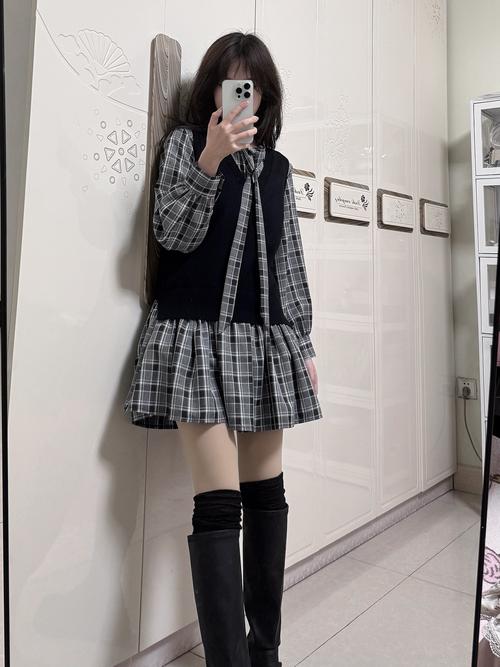 格子连衣裙怎么搭配上衣