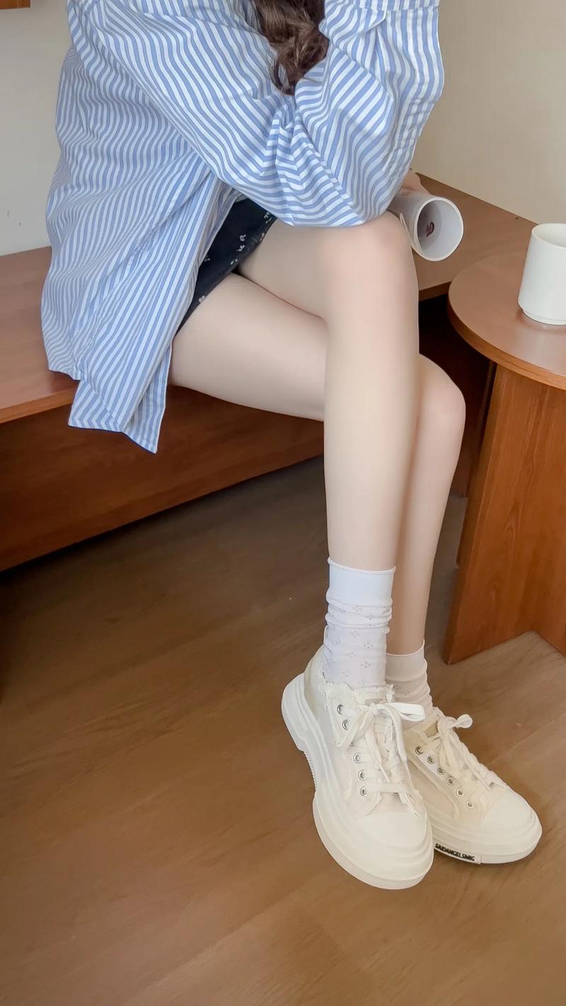 藏蓝色打底袜怎么搭配