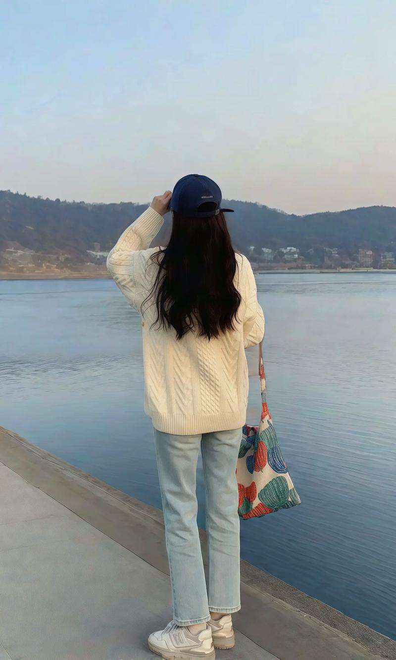 白色休闲毛衣怎么搭配