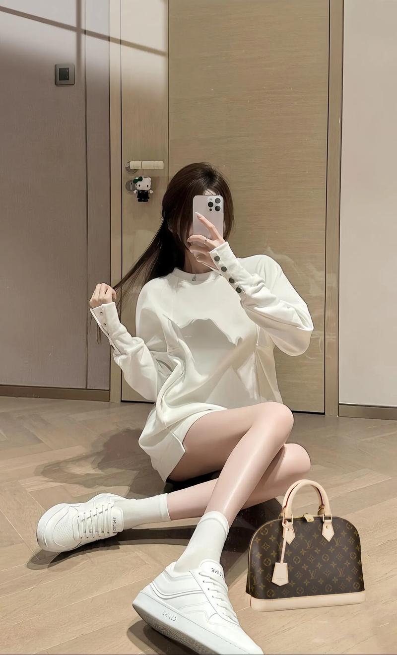 白卫衣怎么搭配