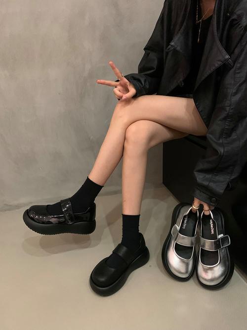 银色厚底鞋怎么搭配