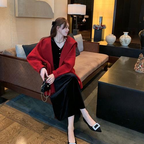 女士平底尖嘴皮鞋怎么搭配衣服