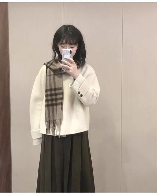 呢子圆领大衣怎么搭配