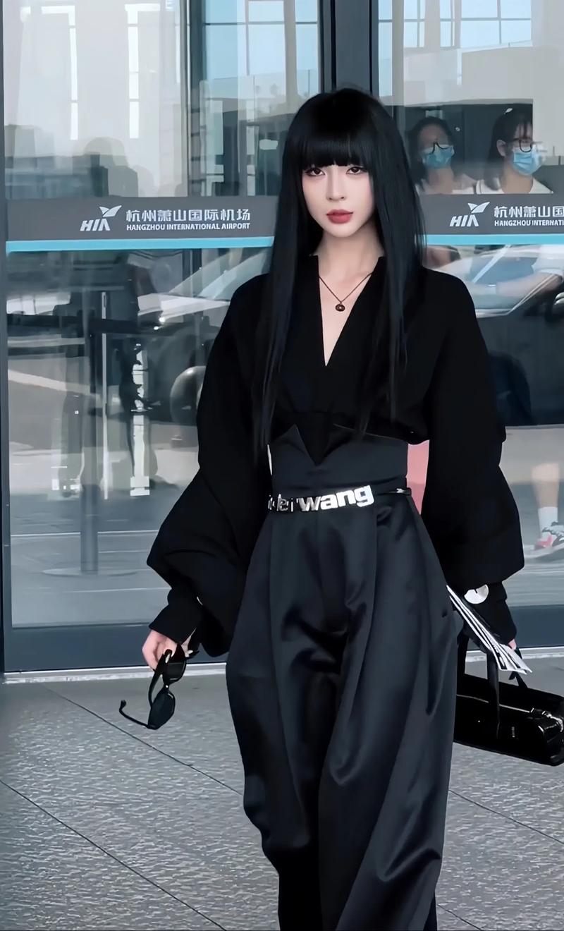 黑色阔腿裤配什么衣服