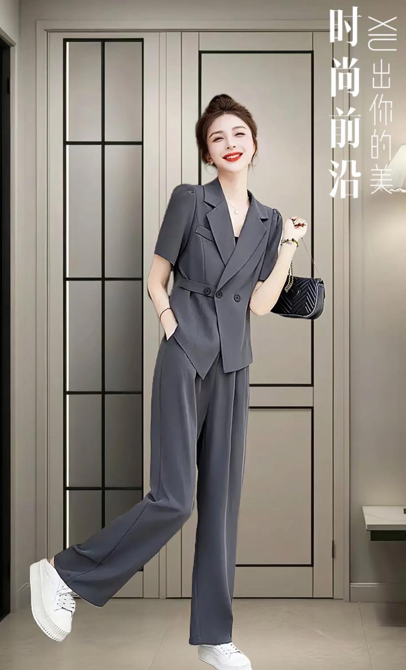 夏天西服怎么搭配