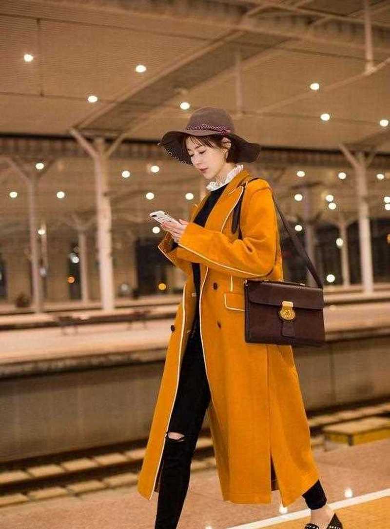 橘色毛呢外套中长款怎么搭配衣服