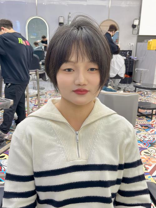 方脸女生适合什么短发