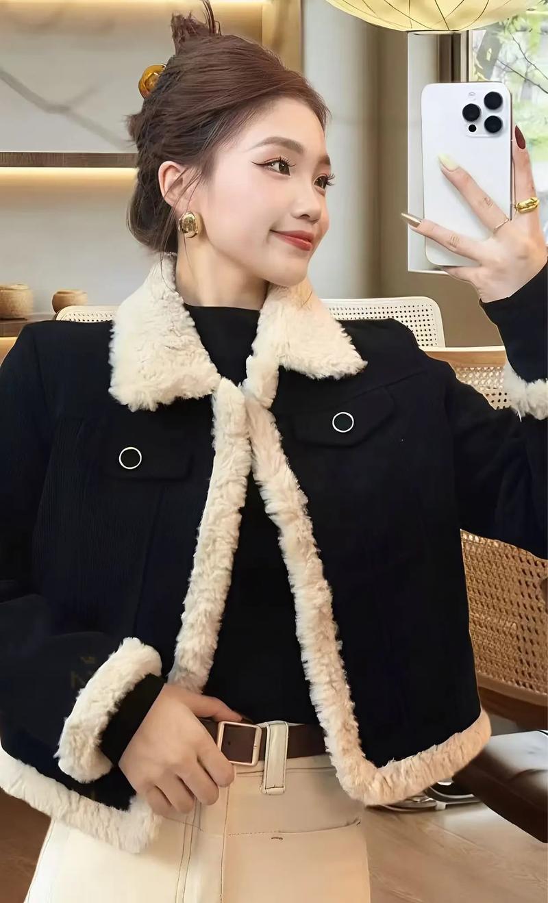 女生羊毛灯芯绒外套怎么搭配