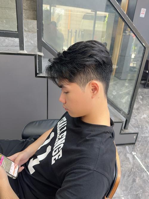大圆脸适合什么发型男