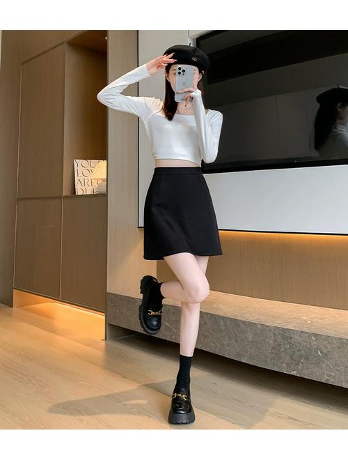 深咖色及膝包臀裙怎么搭配