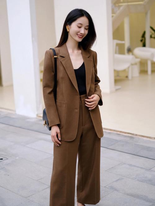 棕色皮肤衣服怎么搭配