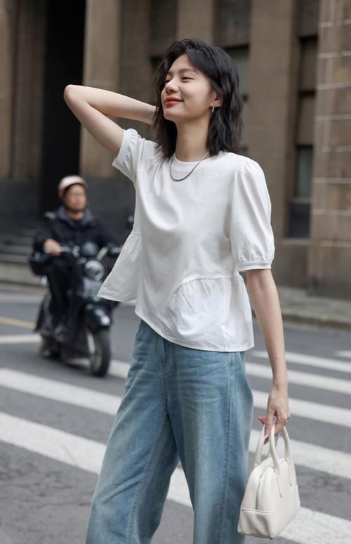 白色宽松短袖怎么搭配