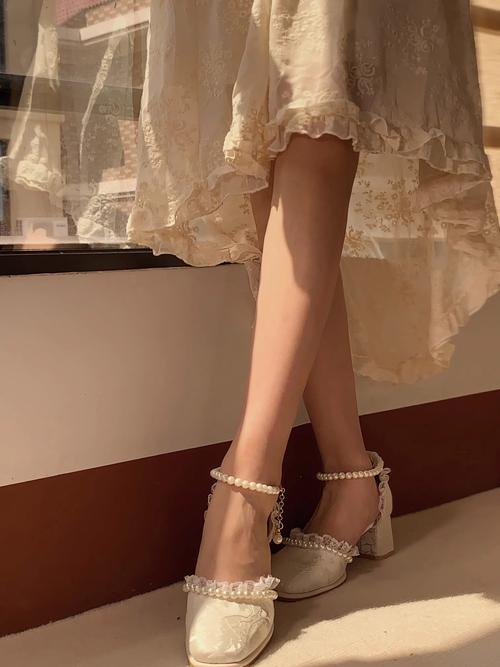 包脚面的高跟鞋怎么搭配裙子