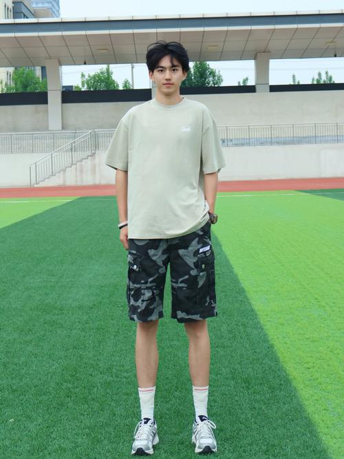 迷彩短裤怎么搭配