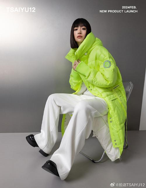 荧光绿羽绒服怎么搭配