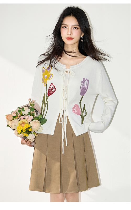 白色带花衣服怎么搭配图片