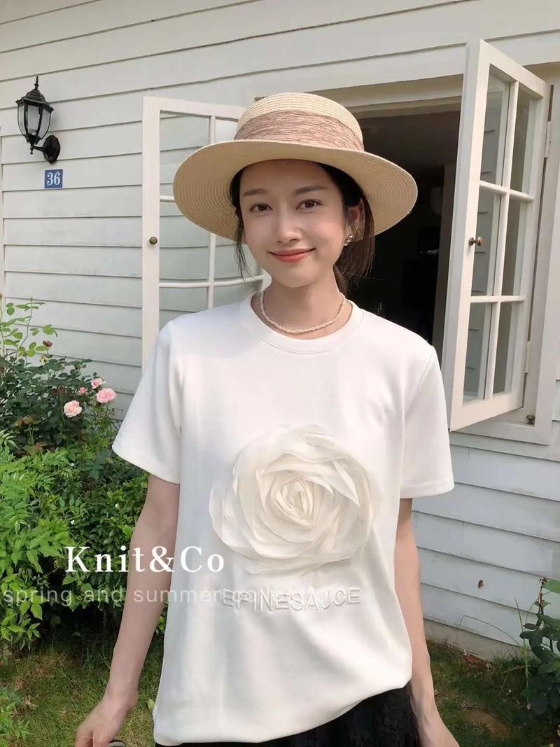 白色带花衣服怎么搭配图片