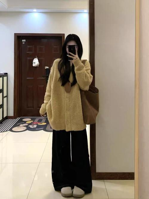 姜黄色毛衣开衫怎么搭配