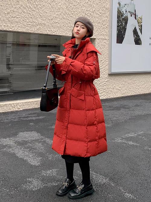 红色羽绒服配什么颜色裤子