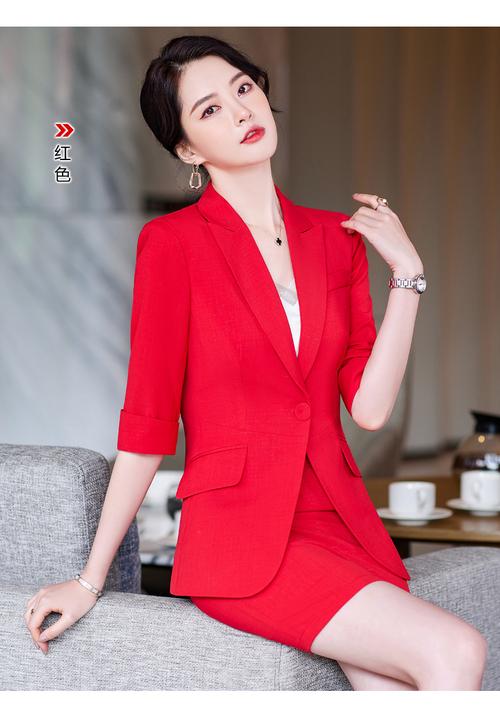 红色小西装怎么搭配