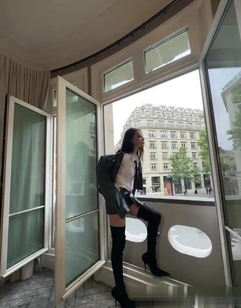 长筒高跟鞋怎么搭配衣服