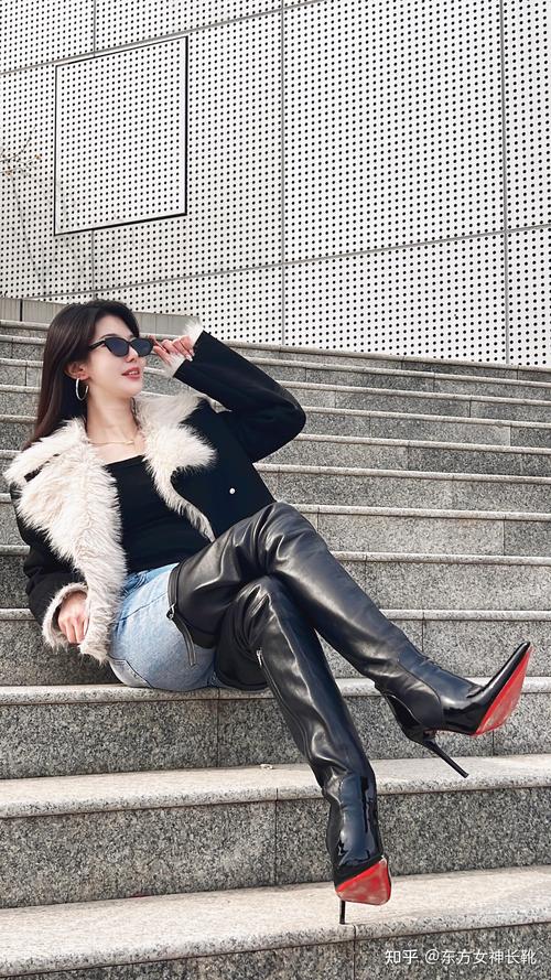 长筒高跟鞋怎么搭配衣服