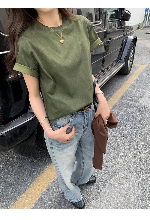 军绿t恤配什么裤子